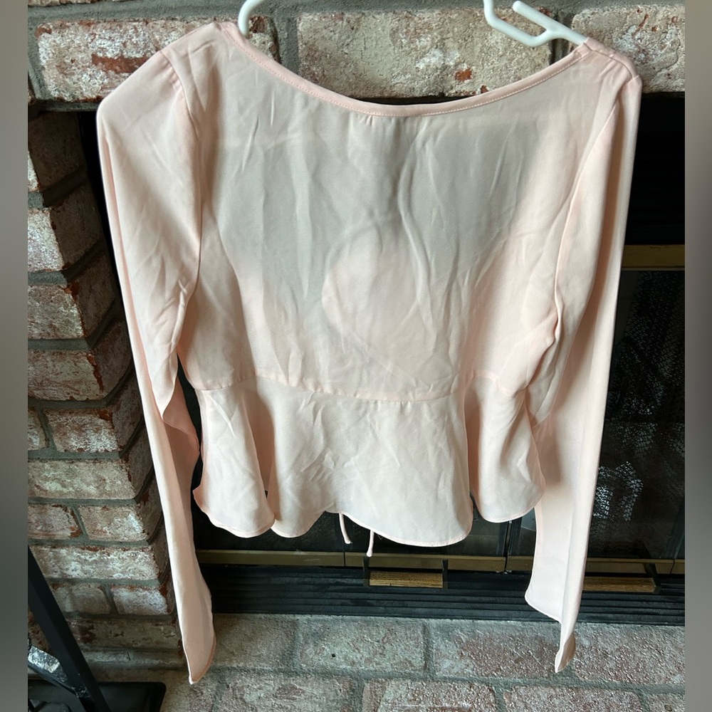 NWT Princess Polly Light Pink blouse with tie-front‎ Flowy long sleeves Size 4 - Picture 3 of 8